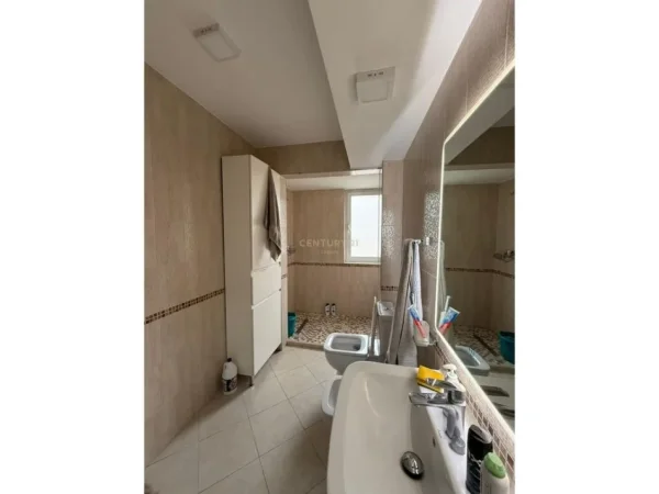 Tirane, shitet apartament 1+1 Kati 4, 54 m² 125.000 € (Oxhaku)