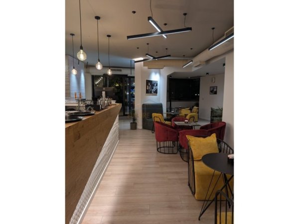 Tirane, shitet bar-kafe Kati 0, 176 m² (Prane Pallatit me Shigjeta)