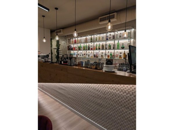 Tirane, shitet bar-kafe Kati 0, 176 m² (Prane Pallatit me Shigjeta)
