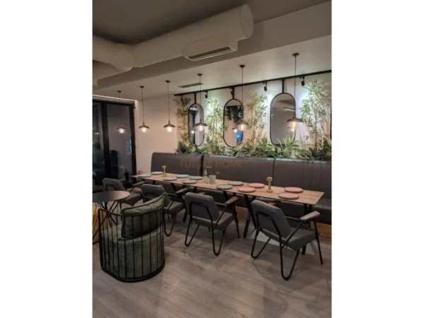 Tirane, shitet bar-kafe Kati 0, 176 m² (Prane Pallatit me Shigjeta)