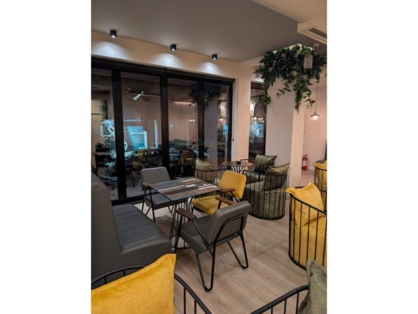 Tirane, shitet bar-kafe Kati 0, 176 m² (Prane Pallatit me Shigjeta)