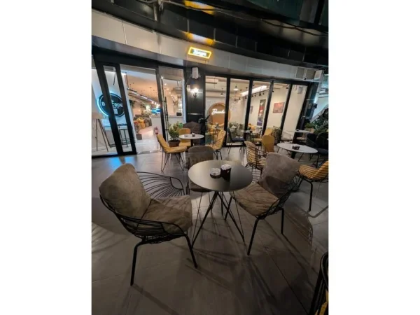 Tirane, shitet bar-kafe Kati 0, 176 m² (Prane Pallatit me Shigjeta)
