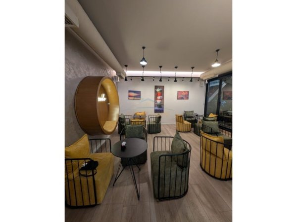 Tirane, shitet bar-kafe Kati 0, 176 m² (Prane Pallatit me Shigjeta)