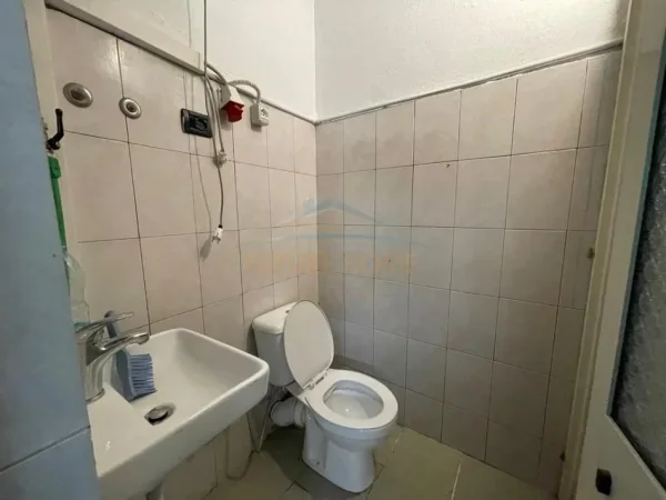 Tirane, jepet me qera ambjent biznesi Kati 0, 26 m² 450 € (KOMUNA E PARISIT)