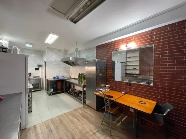 Tirane, jepet me qera ambjent biznesi Kati 0, 26 m² 450 € (KOMUNA E PARISIT)