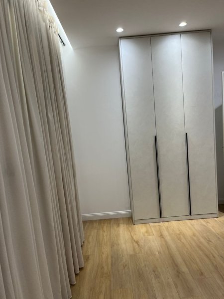 Tirane, jepet me qera apartament 2+1 , 750 € (Fusha e Aviacionit)