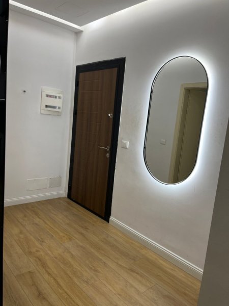 Tirane, jepet me qera apartament 2+1 , 750 € (Fusha e Aviacionit)
