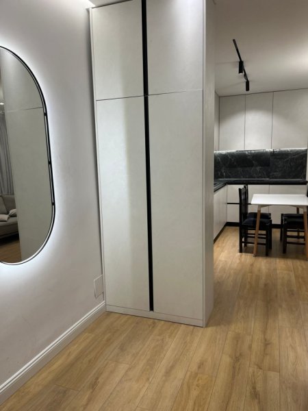 Tirane, jepet me qera apartament 2+1 , 750 € (Fusha e Aviacionit)