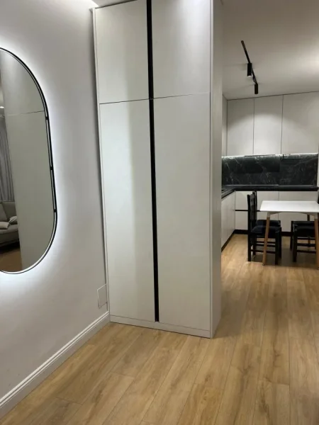 Tirane, jepet me qera apartament 2+1 , 750 € (Fusha e Aviacionit)