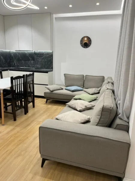 Tirane, jepet me qera apartament 2+1 , 750 € (Fusha e Aviacionit)