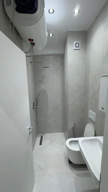 Tirane, jepet me qera apartament 1+1+Ballkon Kati 8, 50 m² 430 € (Rruga Pasho Hysa)