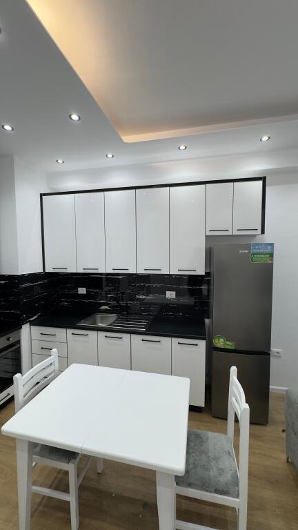 Tirane, jepet me qera apartament 1+1+Ballkon Kati 8, 50 m² 430 € (Rruga Pasho Hysa)