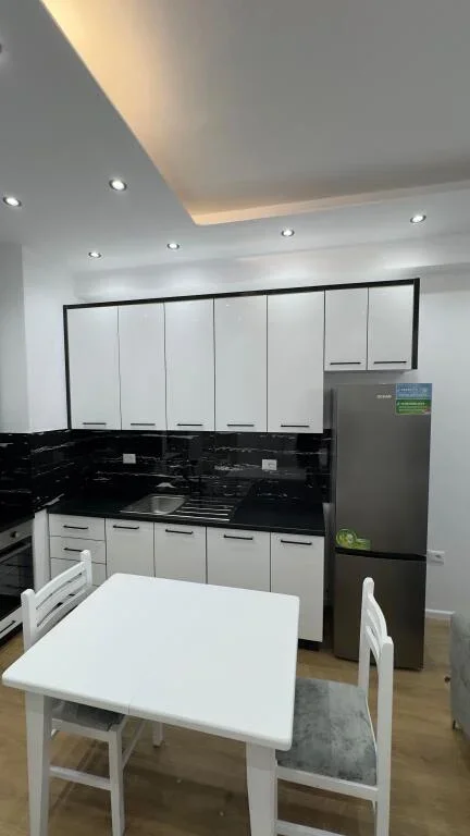 Tirane, jepet me qera apartament 1+1+Ballkon Kati 8, 50 m² 430 € (Rruga Pasho Hysa)