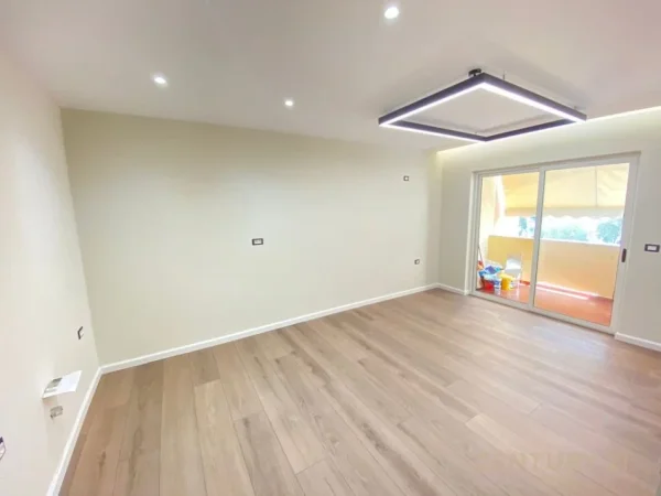 Tirane, shitet apartament 1+1 Kati 5, 62 m² (Komuna e Parisit)