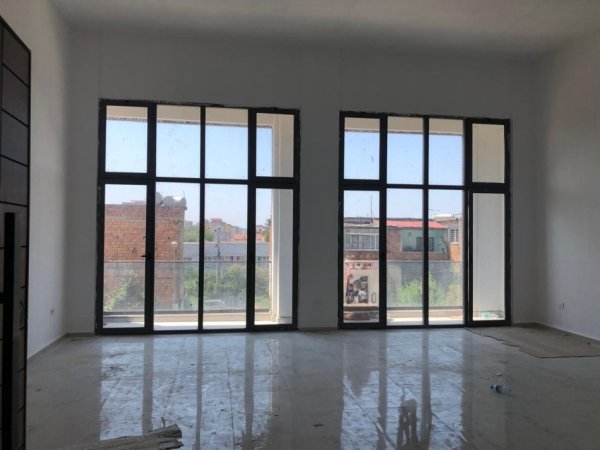 Tirane, jepet me qera dyqan Kati 2, 89 m² 600 € (XHAMLLIKU)