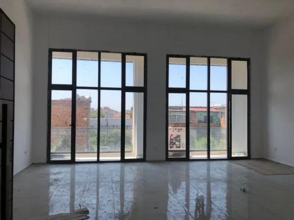 Tirane, jepet me qera dyqan Kati 2, 89 m² 600 € (XHAMLLIKU)