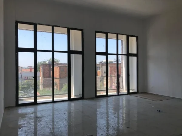 Tirane, jepet me qera dyqan Kati 2, 89 m² 600 € (XHAMLLIKU)