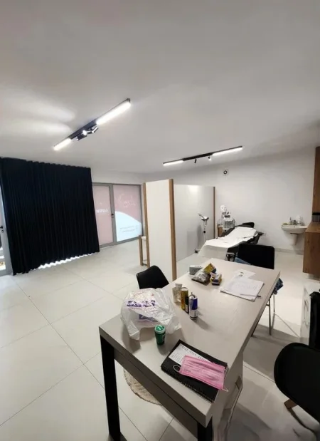 Tirane, shitet dyqan Kati 0, 48 m² 100.000 € (fresku)