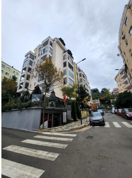 Tirane, shitet dyqan Kati 0, 48 m² 100.000 € (fresku)
