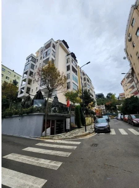 Tirane, shitet dyqan Kati 0, 48 m² 100.000 € (fresku)