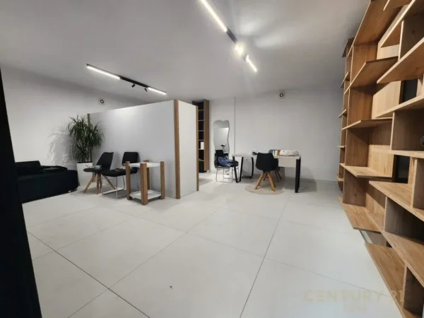 Tirane, shitet dyqan Kati 0, 48 m² 100.000 € (fresku)