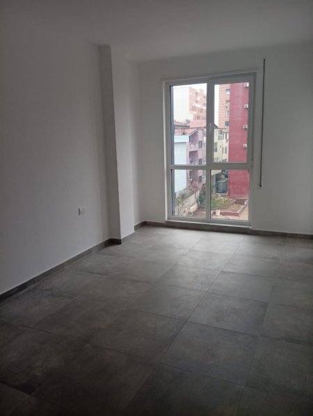 Jepet me Qera Apartament 1+1 ne 5 Maji, pas Concordit,   400 €URO