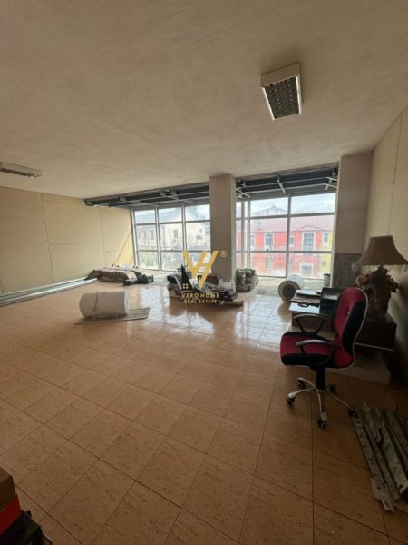 Tirane, jepet me qera zyre Kati 1, 277 m² 1.600 € (KINOSTUDIO)