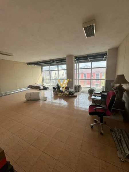 Tirane, jepet me qera zyre Kati 1, 277 m² 1.600 € (KINOSTUDIO)