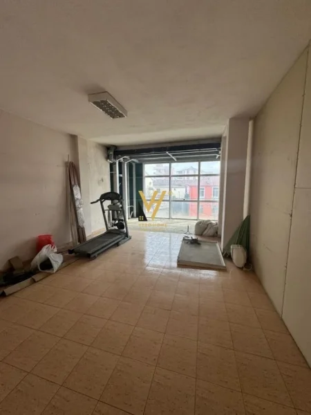 Tirane, jepet me qera zyre Kati 1, 277 m² 1.600 € (KINOSTUDIO)