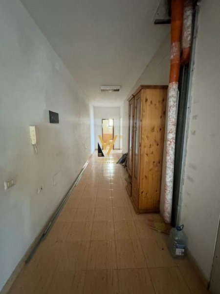 Tirane, jepet me qera zyre Kati 1, 277 m² 1.600 € (KINOSTUDIO)