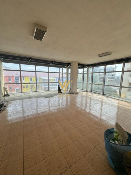 Tirane, jepet me qera zyre Kati 1, 277 m² 1.600 € (KINOSTUDIO)
