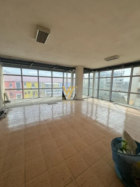 Tirane, jepet me qera zyre Kati 1, 277 m² 1.600 € (KINOSTUDIO)