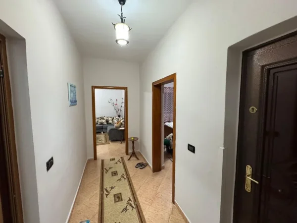 Tirane, jepet me qera apartament 2+1 Kati 4, 80 m² 520 € (laprake)