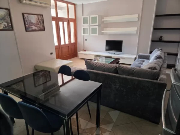 Tirane, jepet me qera apartament 2+1 Kati 6, 106 m² 700 € (Rruga Siri Kodra)