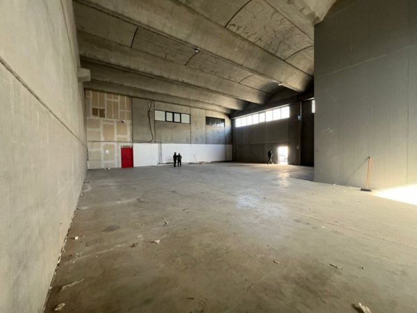 Tirane, jepet me qera magazine Kati 0, 700 m² 4.000 € 