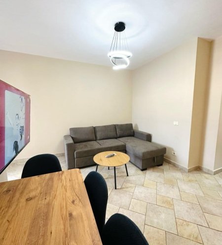 Tirane, jepet me qera apartament 1+1 Kati 15, 50 m² 550 € (Qender)