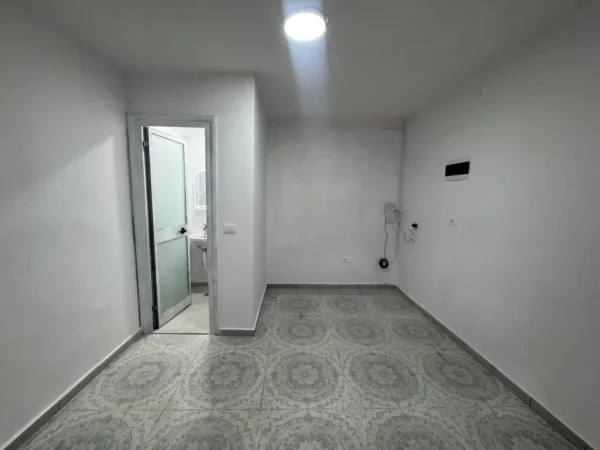 Tirane, jepet me qera dyqan Kati 1, 30 m² 500 € (RRUGA ISUF ELEZI)