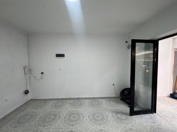 Tirane, jepet me qera dyqan Kati 1, 30 m² 500 € (RRUGA ISUF ELEZI)