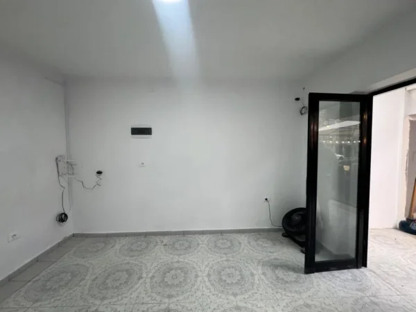 Tirane, jepet me qera dyqan Kati 1, 30 m² 500 € (RRUGA ISUF ELEZI)