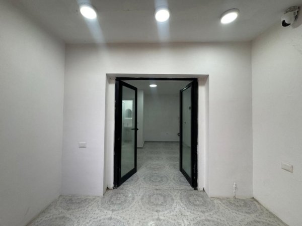 Tirane, jepet me qera dyqan Kati 1, 30 m² 500 € (RRUGA ISUF ELEZI)