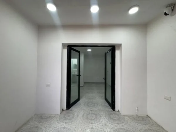 Tirane, jepet me qera dyqan Kati 1, 30 m² 500 € (RRUGA ISUF ELEZI)