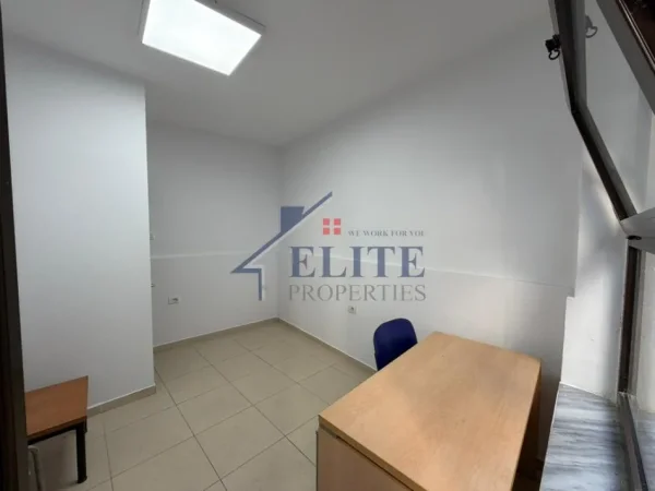 Tirane, jepet me qera zyre , 12 m² 270 € (Rruga Fortuzi)