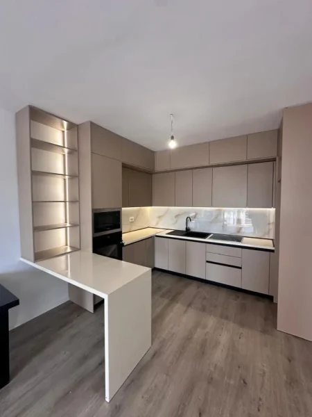 Tirane, jepet me qera apartament 1+1 Kati 4, 71 m² 320 € (Kombinat)
