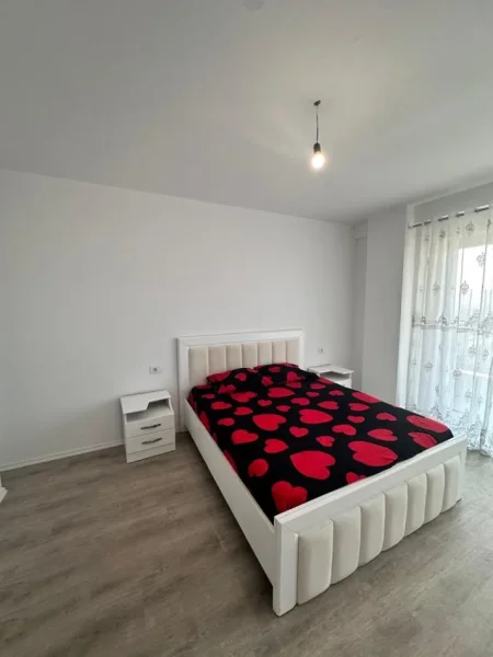 Tirane, jepet me qera apartament 1+1 Kati 4, 71 m² 320 € (Kombinat)