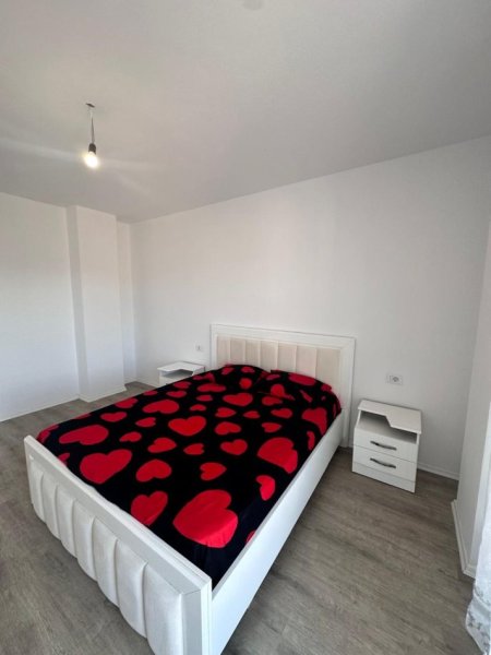 Tirane, jepet me qera apartament 1+1 Kati 4, 71 m² 320 € (Kombinat)