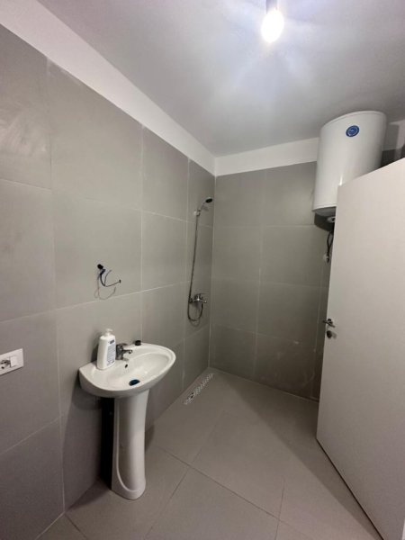 Tirane, jepet me qera apartament 1+1 Kati 4, 71 m² 320 € (Kombinat)