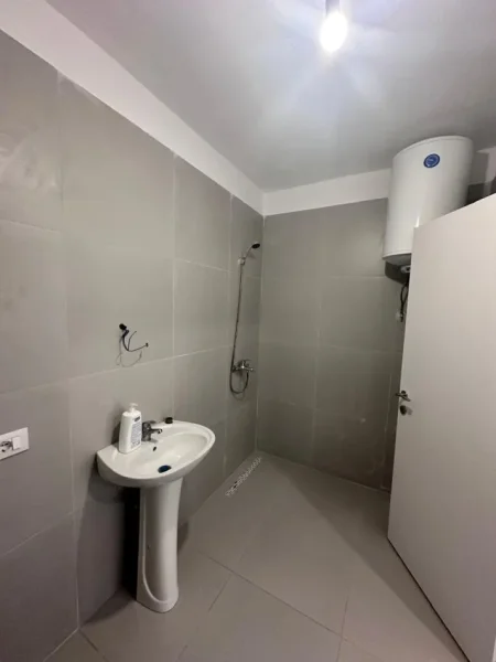 Tirane, jepet me qera apartament 1+1 Kati 4, 71 m² 320 € (Kombinat)