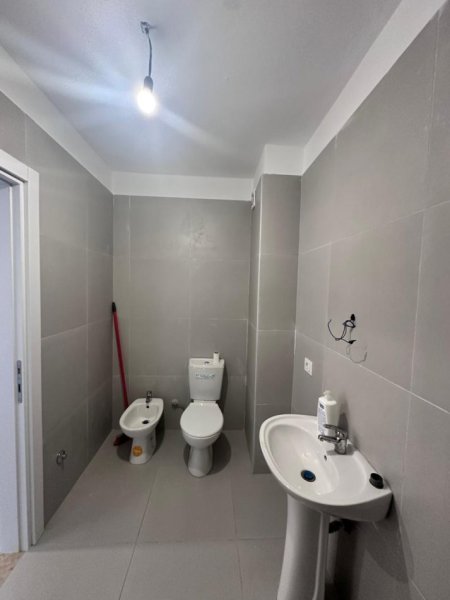 Tirane, jepet me qera apartament 1+1 Kati 4, 71 m² 320 € (Kombinat)