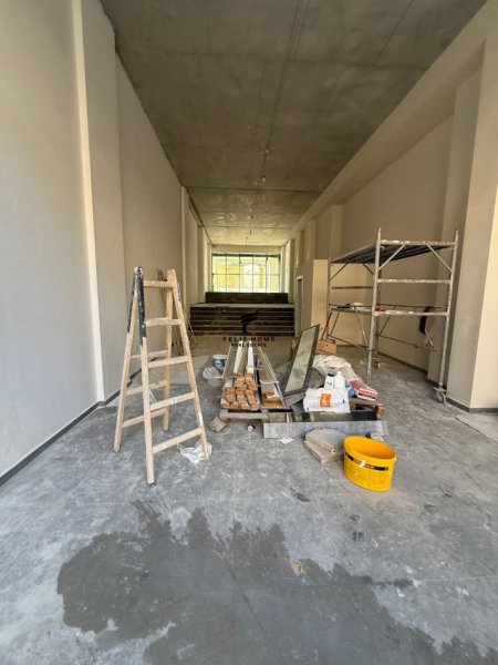 Tirane, jepet me qera dyqan Kati 0, 125 m² 3.500 € (RRUGA E BARRIKADAVE)