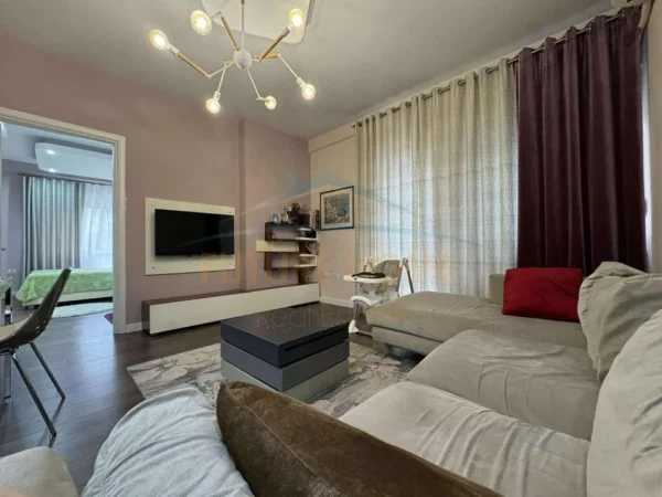 Tirane, jepet me qera apartament 1+1 Kati 1, 60 m² 600 €